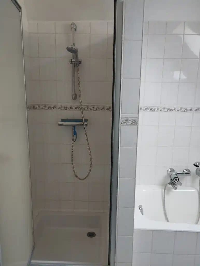 Salle de bain avec douche