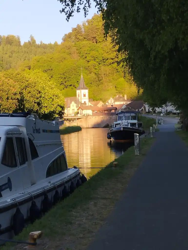 Piste cyclable devant la porte